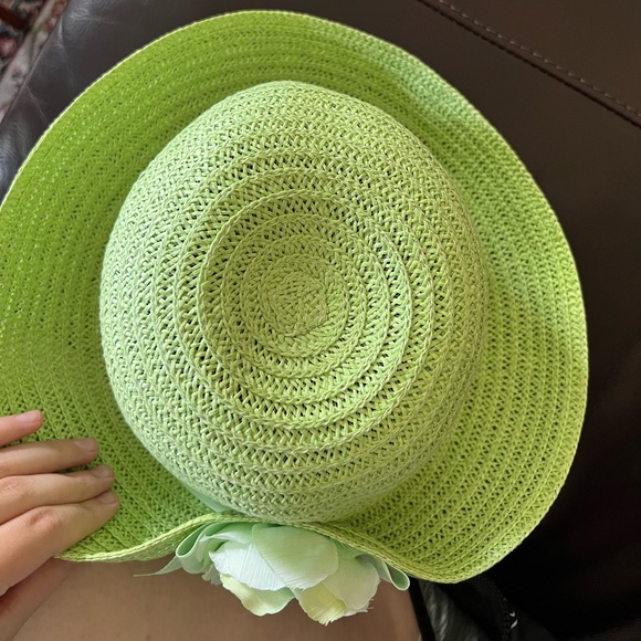 👒Little girl OS, green sun hat with green rose & ribbon accent, preowned. - Picture 3 of 6